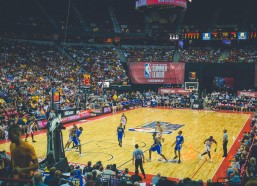 足彩网首页_39岁希顿坚守绿茵场，无悔回归曼联，首发梦想不息