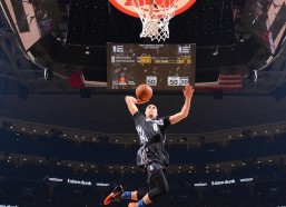 足彩网官网_独家直击，国足与关岛队同机抵达迪拜，旅程中的体育外交