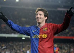 【足彩网首页】历史性三连冠的震撼插曲，贝雷蒂尼激情捧杯，意外将冠军奖杯底座定格于荣耀瞬间