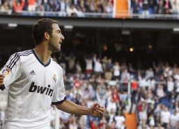 【足彩网官网】布朗演绎绿茵魔术，连过双雄助攻铸就昨夜最佳进球