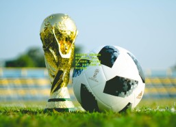 足彩网首页：颜骏凌替补席待命引关注，U23国足三将缺席；媒体人理性发声，球员正常休假，请勿过度解读