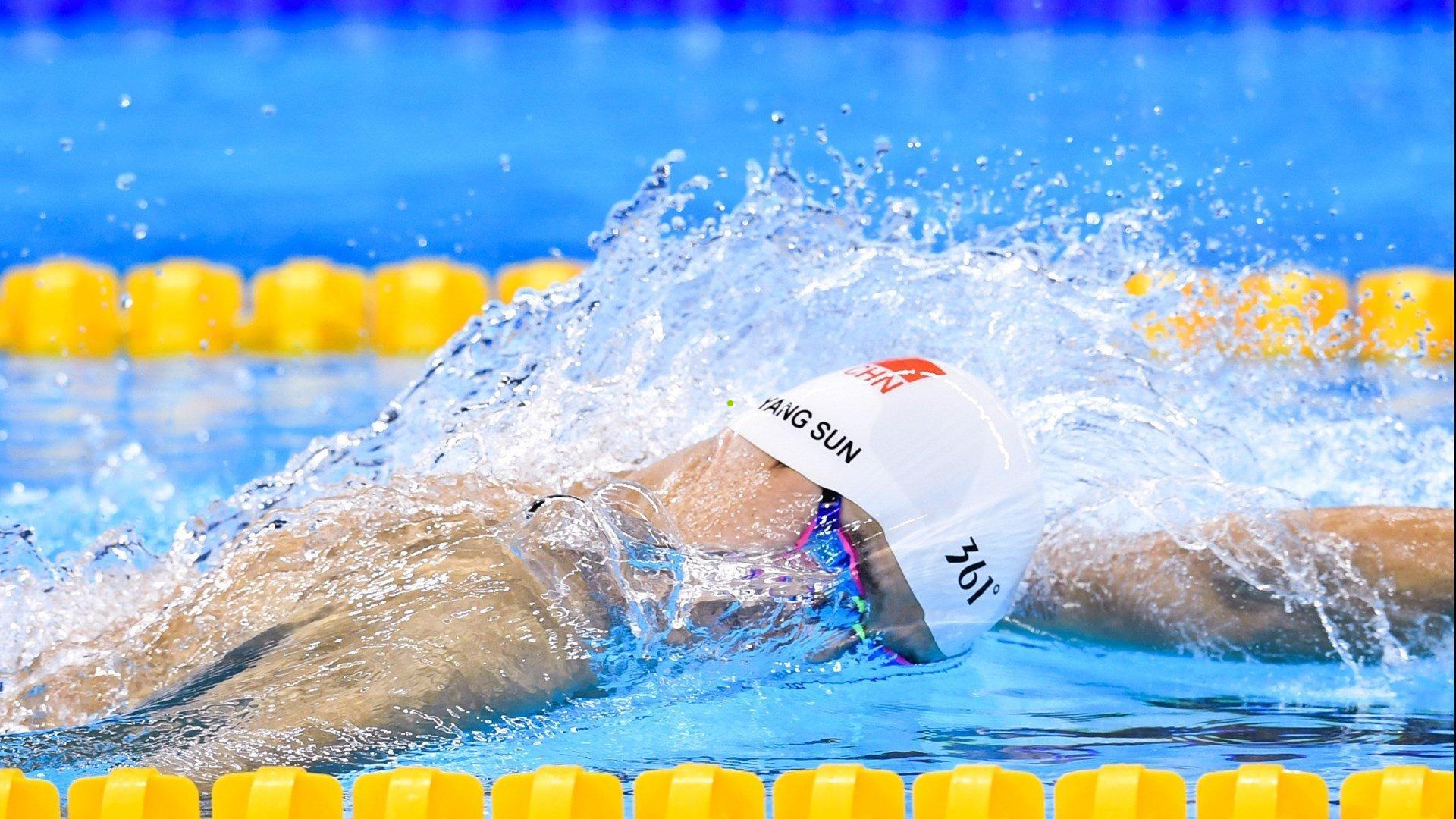 阎相闯月最佳球员奖,举起奖杯,让母爱照亮荣耀之路